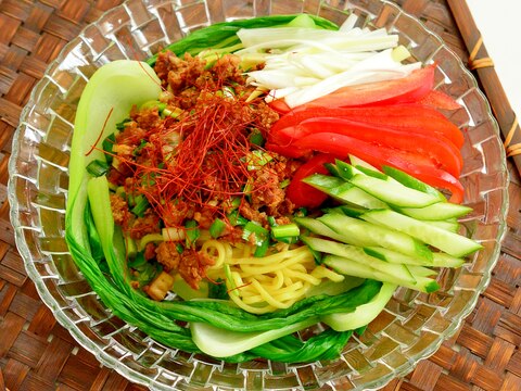 ハンバーグリメイク♪ニラと彩り野菜のジャージャー麺